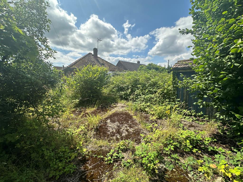 Lot: 9 - DETACHED BUNGALOW ON GOOD SIZE PLOT WITH DEVELOPMENT POTENTIAL - Access to plot with detached garage